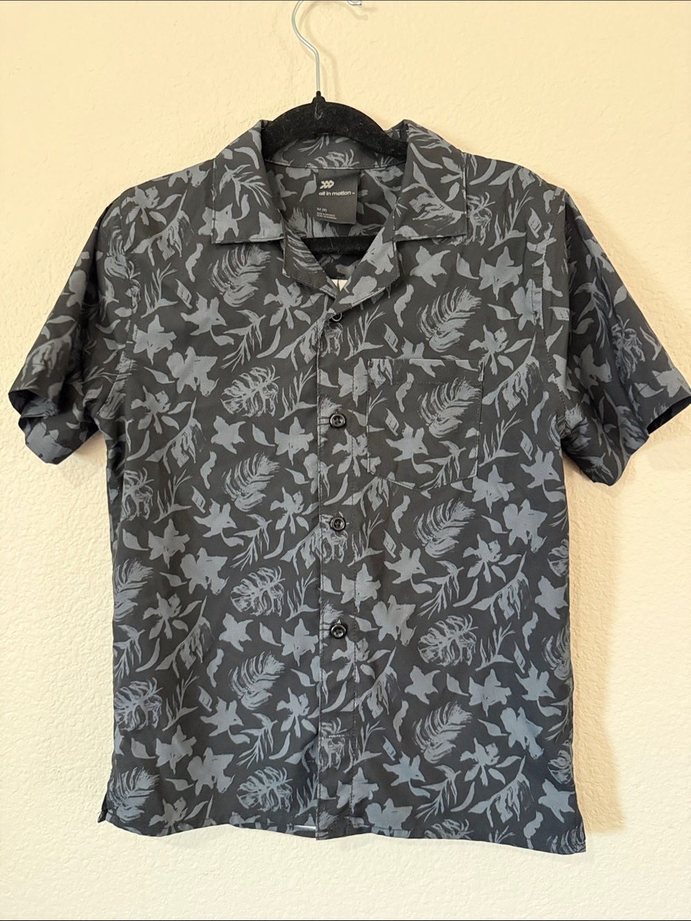 Boys All in Motion. Floral Short-Sleeve Button-Down Moisture Wicking Shirt (M)